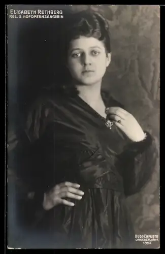 Foto-AK Hugo Erfurth: Opernsängerin Elisabeth Rethberg in eleganter Kleidung