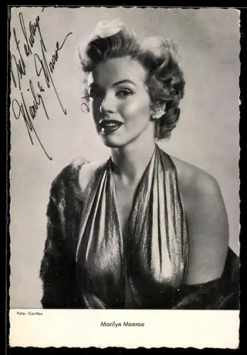 AK Schauspielerin Marilyn Monroe im Kleid mit Pelz