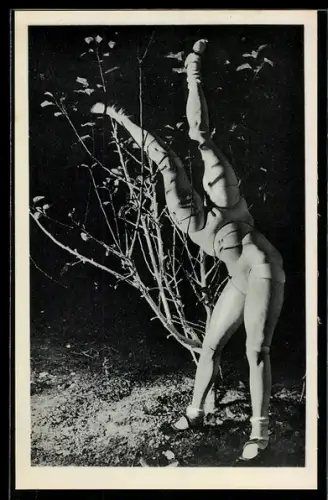 Künstler-AK sign. Hans Bellmer: Step-sisters, Skulptur aus zwei Puppen, Première Série No. 8, Surrealismus