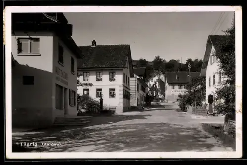 AK Tägerig /Aargau, Strassenpartie mit Weinhandlung im Sonnenschein