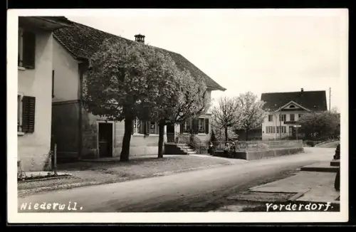 AK Niederwil, Vorderdorf, Strassenpartie mit Gasthaus