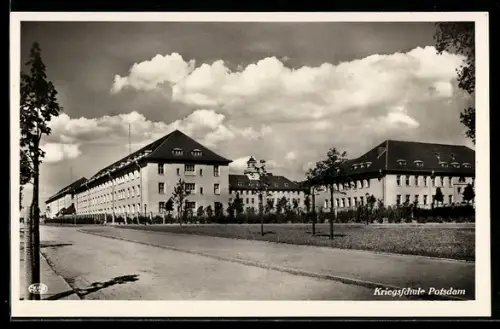 AK Potsdam, Kriegsschule in der Aussenansicht mit Grünanlage