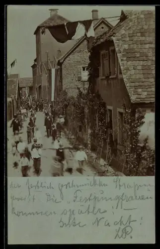 Foto-AK Worms, Strassenfest 1907, Wohnhäuser mit gespannten Wäscheleinen