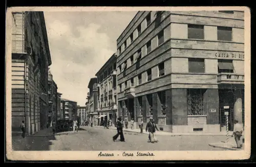 AK Ancona, Corso Stamira, Automobile und Passanten in der Strasse