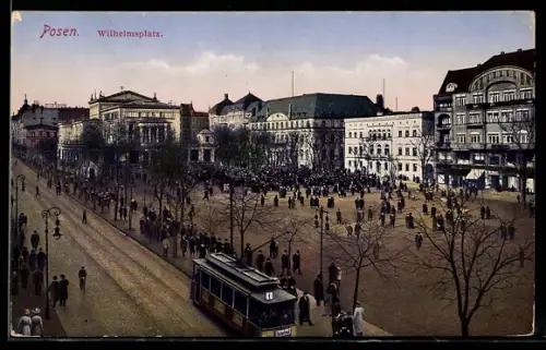AK Posen, Wilhelmsplatz, Strassenbahn fährt an Menschenmenge vorbei