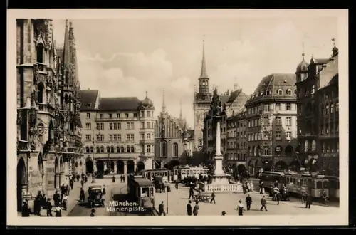AK München, Marienplatz mit Strassenbahn, Denkmal, Leute