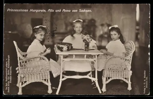 AK Prinzessinnen Margarete, Alix und Anna von Sachsen am Tisch sitzend