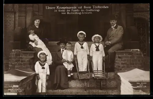 AK Unsere Kronprinzessin mit ihrem Töchterchen im Kreise der Famile des Grossherzogs von Mecklenburg-Schwerin