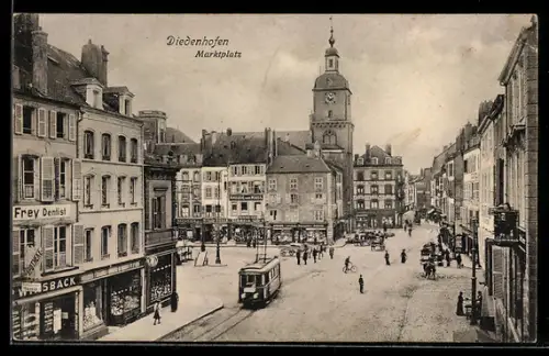 AK Diedenhofen, Strassenbahn und Geschäfte am Marktplatz