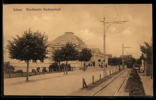 AK Libau, Städtische Badeanstalt mit Strasse und Strassenbahn