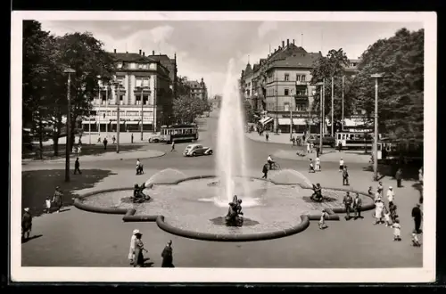 AK Mannheim, Partie in der Heidelberger Strasse mit Springbrunnen, Strassenbahn