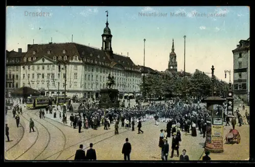 AK Dresden-Neustadt, Strassenbahn am Neustädter Markt, Wachparade
