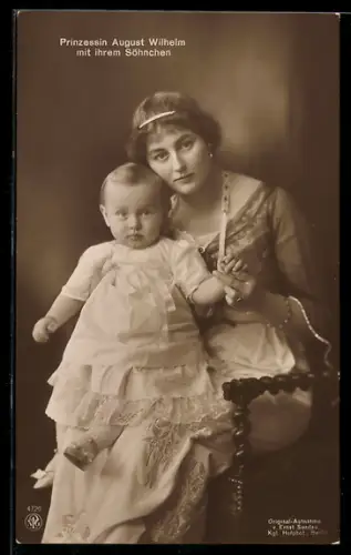 AK Prinzessin August Wilhelm von Preussen mit ihrem Sohn auf dem Schoss
