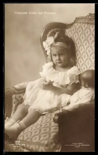AK Prinzessin Cecilie von Preussen mit Käthe-Kruse-Puppe im Sessel