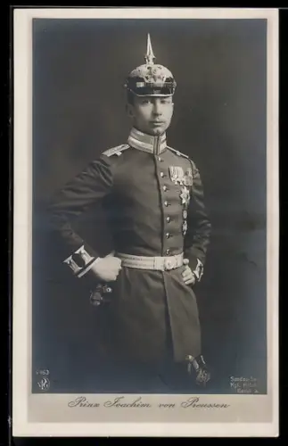 AK Prinz Joachim von Preussen in Gardeuniform mit Pickelhaube und grosser Ordensspange