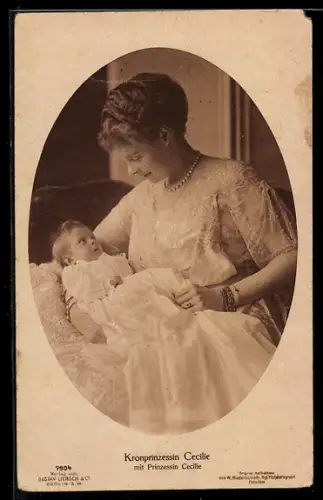 AK Kronprinzessin Cecilie blickt ihrer neugeborenen Prinzessin Cecilie in die Augen