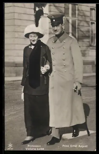 AK Prinzessin Viktoria Lusise von Braunschweig und ihr Gemahl in Uniform
