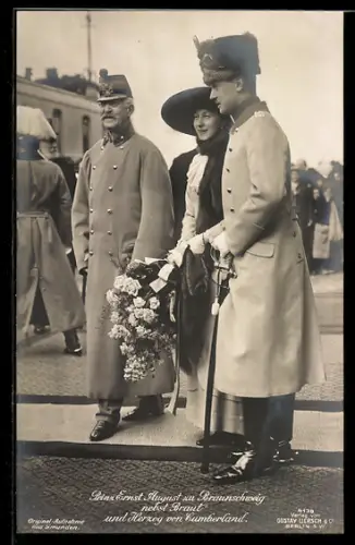 AK Prinz Ernst August von Braunschweig nebst Braut und Herzog von Cumberland mit Blumen