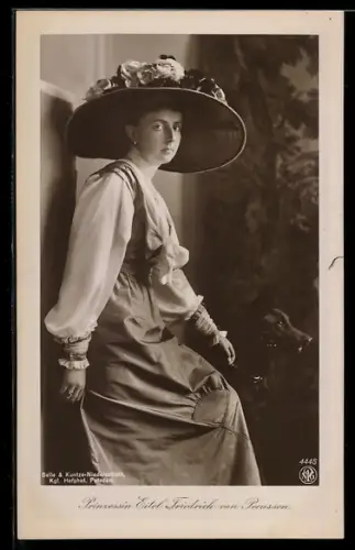 AK Prinzessin Eitel Friedrich von Preussen mit Hut und Schäferhund