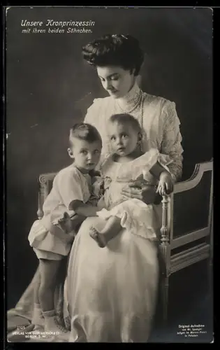 AK Unsere Kronprinzessin mit ihren beiden Söhnen