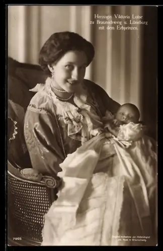 AK Herzogin Victoria Luise zu Braunschweig und Lüneburg mit dem Erbprinzen