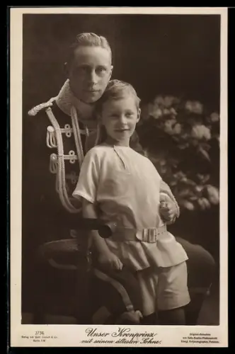 AK Kronprinz Wilhelm von Preussen in Husarenuniform sitzt auf einem Stuhl und umarmt seinen ältesten Sohn
