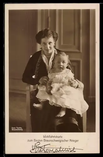 AK Victoria Louise Herzogin von Braunschweig mit ihrem Kind auf dem Schoss