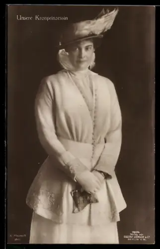 AK Unsere Kronprinzessin Cecilie in weissem Anzug