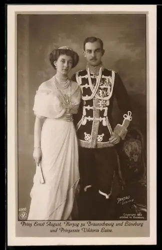 AK Prinz Ernst August von Braunschweig in Uniform mit seiner Braut Viktoria Luise von Preussen