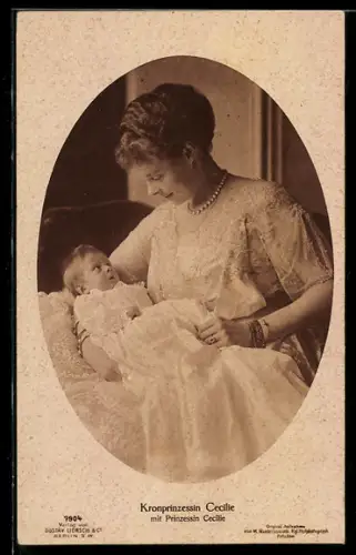 AK Kronprinzessin Cecilie blickt ihrer neugeborenen Prinzessin Cecilie in die Augen