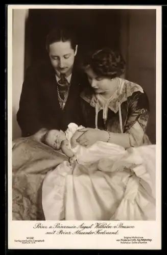 AK Prinzenpaar August Wilhelm von Preussen mit Baby, Prinz Alexander Ferdinand
