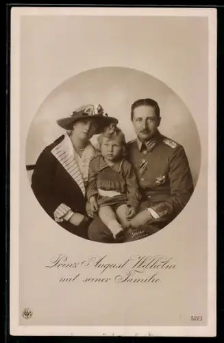 AK Prinz August Wilhelm von Preussen in Uniform mit seinem Sohn auf seinem Schoss und seiner Frau neben ihm