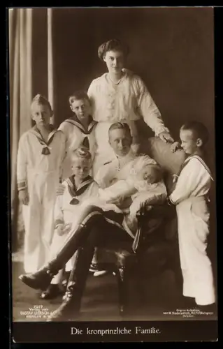 AK Kronprinz Wilhelm von Preussen in Uniform posiert auf einem Stuhl im Kreise seiner Familie