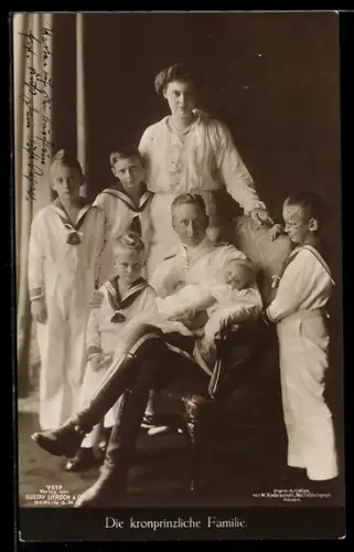 AK Kronprinz Wilhelm von Preussen in Uniform posiert auf einem Stuhl im Kreise seiner Familie
