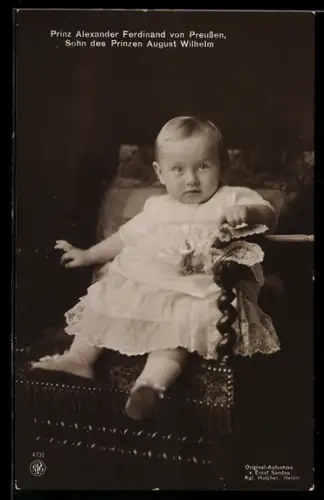 AK Prinz Alexander Ferdinand von Preussen sitzt auf einem Stuhl