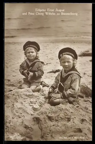 AK Erbprinz Ernst August und Prinz Georg Wilhelm von Braunschweig spielen am Strand