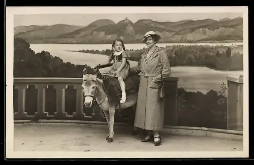 Foto-AK Drachenfels, Mädchen auf einem Esel und Dame vor Rheinpanorama, 1936