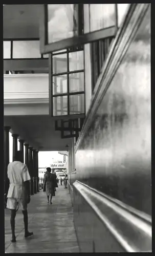 Fotografie Hermann Engel, Köln-Klettenberg, Weisshausstr. 36, Ansicht Johannesburg, Fussgängerweg an einem Gebäude