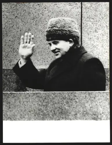 Fotografie Michail Gorbatschow auf der Balustrade des Lenin-Mausoleums am Roten Platz in Moskau 1985