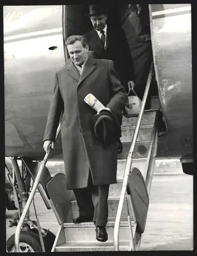 Fotografie Sowjetischer Botschafter Andrej Smirnow trifft am 26.3.1957 am Flughafen Fuhlsbüttel ein