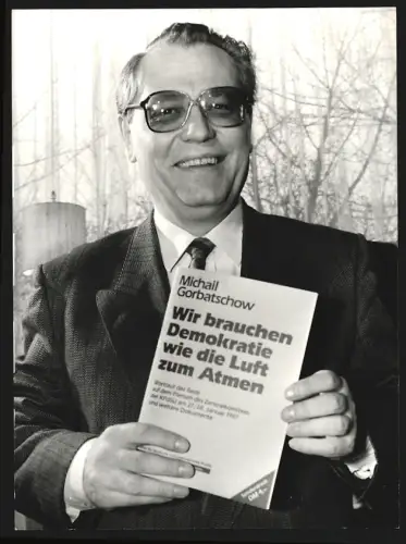 Fotografie Sowjetbotschafter Kwinzinskij 1987 mit seinem Buch über die Politik Gorbatschows