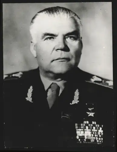 Fotografie Marschall Malinowski in Uniform mit Orden