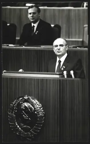 Fotografie XXVII. Parteitag der KPdSU 1986, Gorbatschow spricht auf der Tribüne