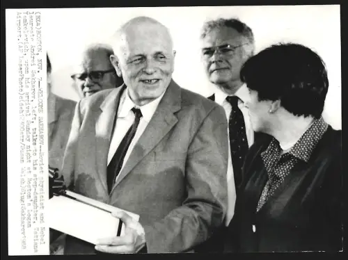Fotografie Physiker und Nobelpreisträger Andrei Sacharow bei seiner Ankunft am Flughafen in Boston