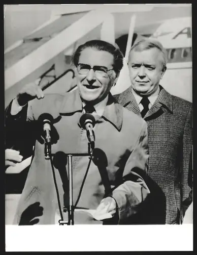 Fotografie Viktor P. Korpow und Alexej Abukhow bei einem Pressestatement in Genf im März 1985