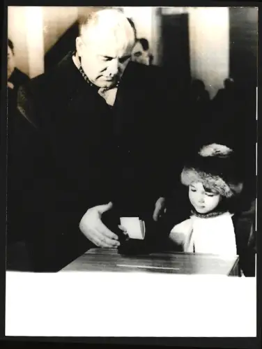 Fotografie ZK-Sekretär Michail Gorbatschow mit seiner Enkelin bei der Stimmabgabe für die Regionalwahlen 1985