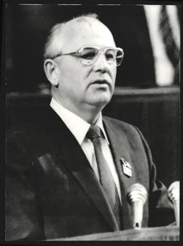 Fotografie Michail Gorbatschow bei seiner Rede zum 70. Jahrestag der Oktoberrevolution 1987