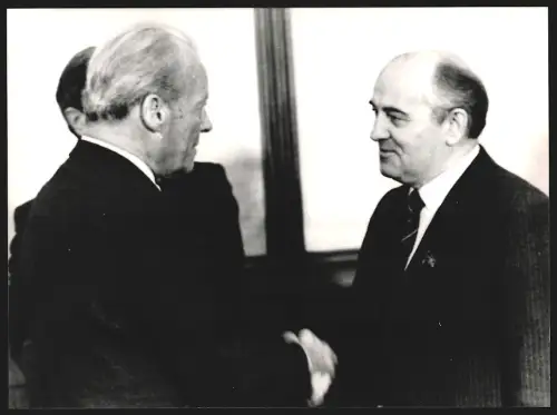 Fotografie SPD-Vorsitzender Willi Brandt wird von Michail Gorbatschow empfangen, 1985, Grossformat 19 x 25cm