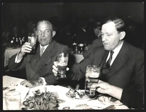 Fotografie Präsident d. Dt. Brauerbundes u. Botschafter d. Sowjetunion Smirnow am 4. Deutschen Brauertag in München 1957