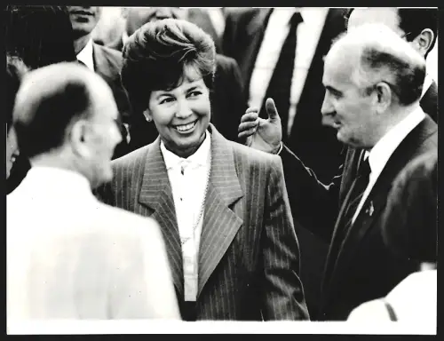 Fotografie Raisa Gorbatschow mit franz. Staatspräsidenten Francois Mitterand und ihren Mann auf dem Flughafen Orly 1985